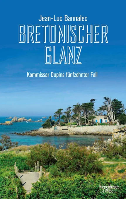 blauer Himmel und Atlantik über einer felsigen, grünen Küstenlandschaft mit Steinhaus